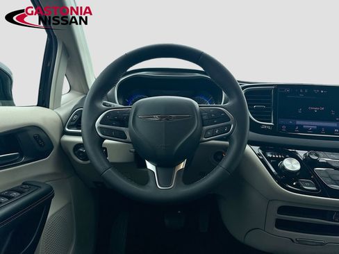 Used 2024 Chrysler Pacifica Touring-L FWD image 30
