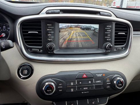 Used 2017 Kia Sorento EX image 19