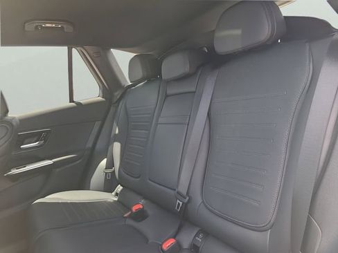 Used 2025 Mercedes-Benz GLC 300 4MATIC image 7