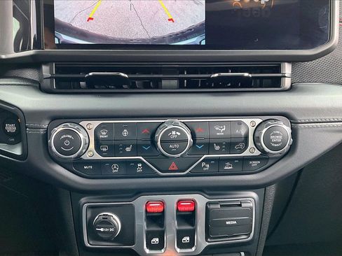 Used 2024 Jeep Wrangler Rubicon w/ Safety Group image 16