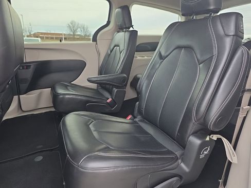 Used 2024 Chrysler Pacifica Touring-L image 10