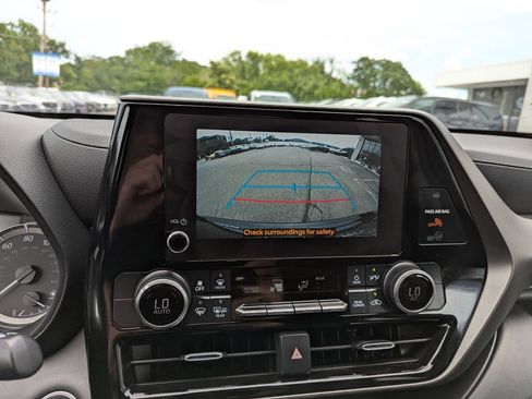 Used 2024 Toyota Highlander LE AWD/4WD image 21