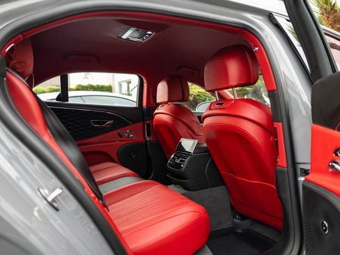 Used 2022 Bentley Flying Spur V8 image 37