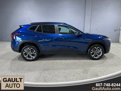 Used 2024 Chevrolet Trax LT w/ Driver Confidence Package FWD image 2