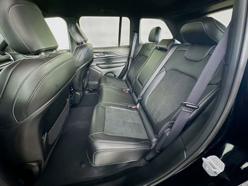 Certified 2025 Jeep Grand Cherokee Altitude image 35