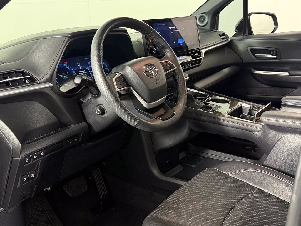 Used 2025 Toyota Sienna Limited FWD image 14