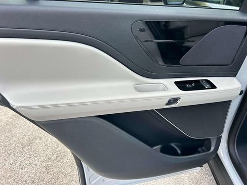 New 2027 Lincoln Aviator AWD image 19
