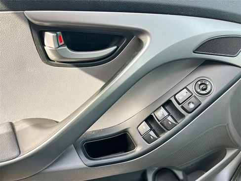 Used 2016 Hyundai Elantra SE image 16