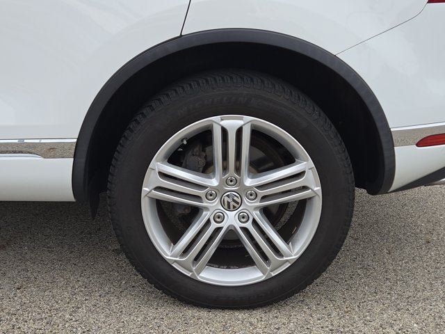 Used 2016 Volkswagen Touareg Sport AWD/4WD image 10