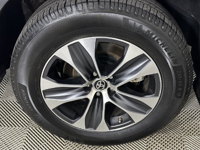 Used 2024 Toyota Highlander XLE AWD/4WD image 34