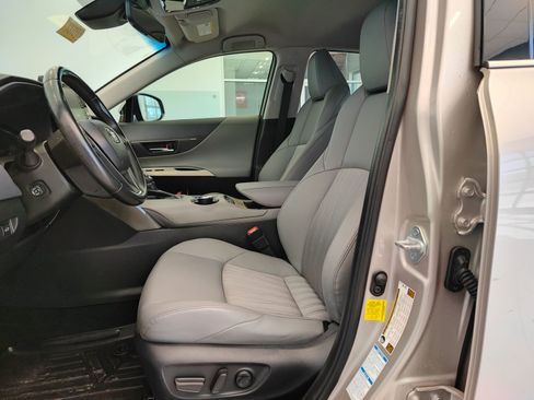 Used 2021 Toyota Venza XLE w/ Carpet Mat Package (TMS) AWD/4WD image 9