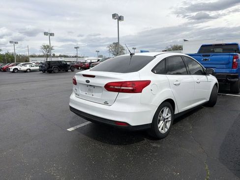 Used 2018 Ford Focus SE FWD image 2