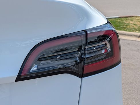 Used 2024 Tesla Model Y Long Range AWD/4WD image 17