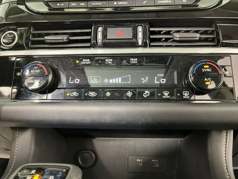 Used 2022 Nissan Pathfinder SV w/ SV Premium Package FWD image 28