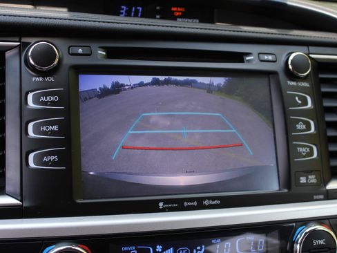 Used 2019 Toyota Highlander XLE AWD/4WD image 14