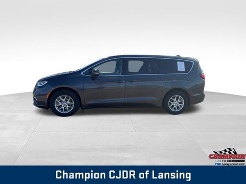 Used 2023 Chrysler Pacifica Touring-L image 2