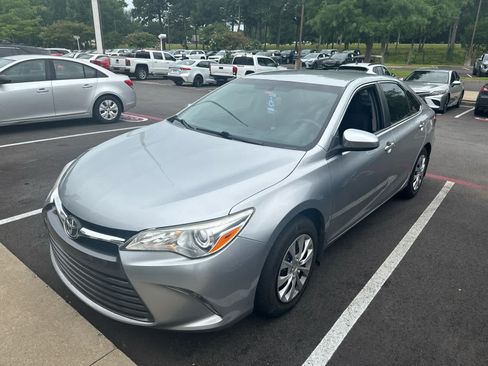 Used 2015 Toyota Camry LE FWD image 8