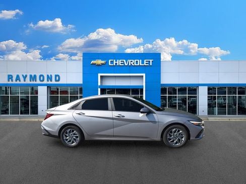 Used 2024 Hyundai Elantra SEL FWD image 2