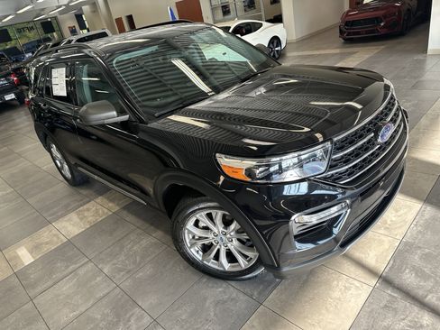 Certified 2022 Ford Explorer XLT w/ Equipment Group 202A image 12
