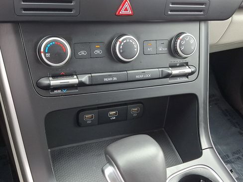 Used 2024 Kia Carnival LX FWD image 16