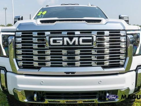 Used 2024 GMC Sierra 2500 Denali w/ Denali Reserve Package AWD/4WD image 3