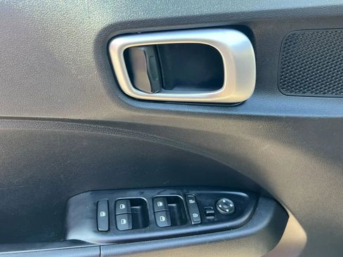 Used 2020 Hyundai Venue SE FWD image 13