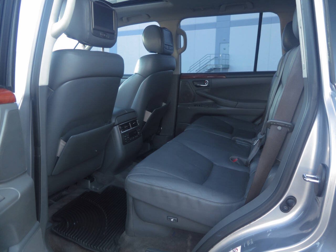 Used 2008 Lexus LX 570 4WD w/ Technology Pkg image 16
