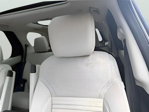 Certified 2025 Land Rover Discovery Dynamic SE image 30