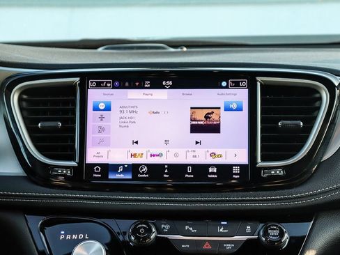 Used 2024 Chrysler Pacifica Limited FWD image 16