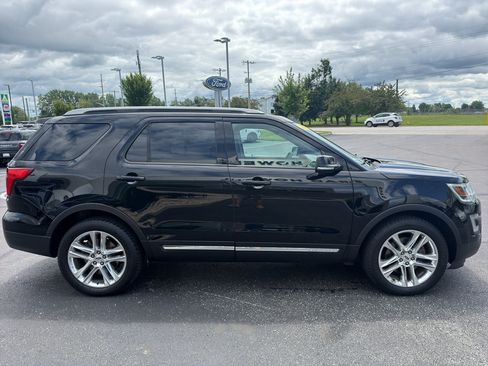 Used 2017 Ford Explorer XLT w/ Equipment Group 202A AWD/4WD image 5