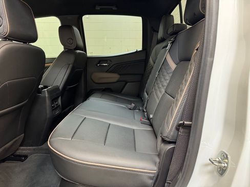 Used 2024 GMC Canyon Denali image 17