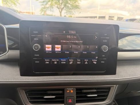 Certified 2025 Volkswagen Taos SE FWD image 22