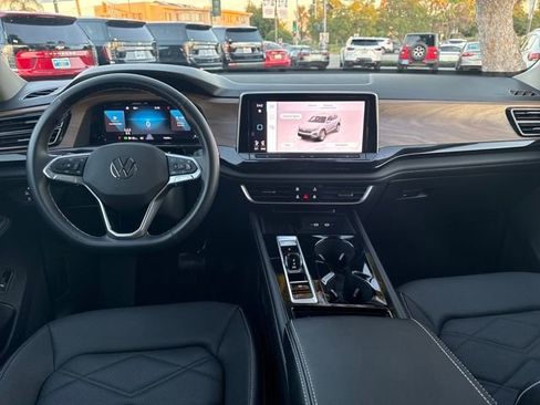 Used 2025 Volkswagen Atlas SE image 12