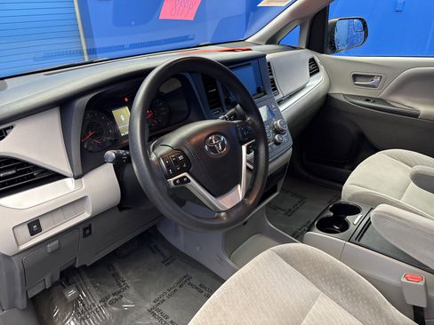 Used 2017 Toyota Sienna LE image 11