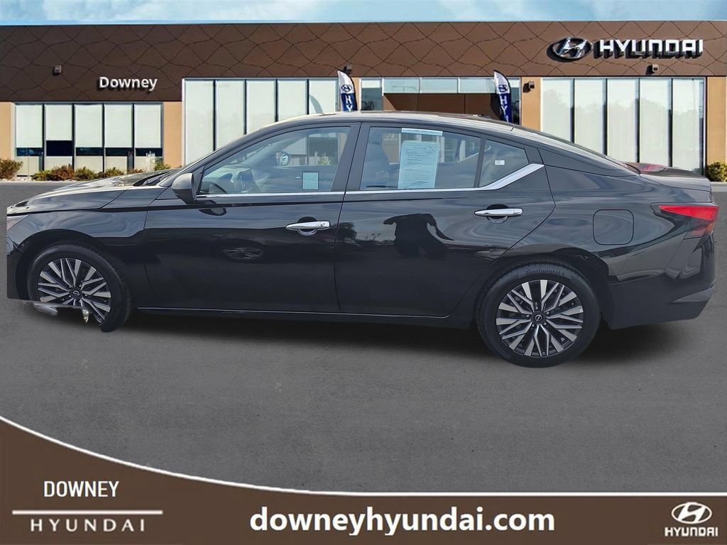 Used 2025 Nissan Altima 2.5 SV FWD image 2