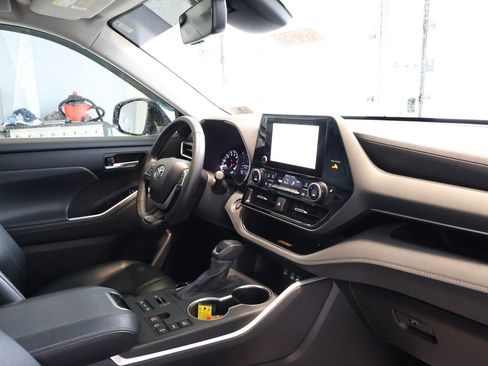 Used 2024 Toyota Highlander XLE AWD/4WD image 38