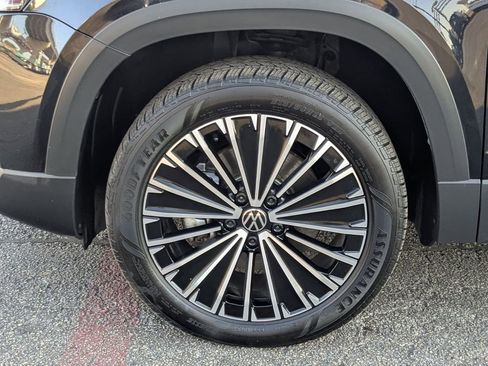 Used 2025 Volkswagen Taos SE image 27