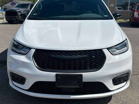 Used 2025 Chrysler Pacifica Limited FWD image 2