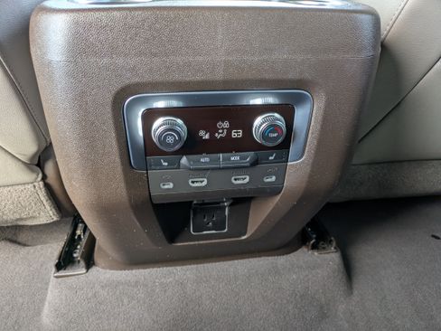 Used 2021 GMC Yukon SLT w/ SLT Luxury Plus Package image 19