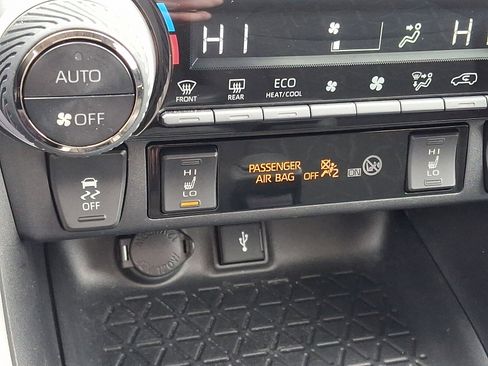 Used 2022 Toyota RAV4 XLE w/ Convenience Package image 24