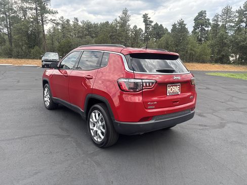 Used 2023 Jeep Compass Latitude AWD/4WD image 5