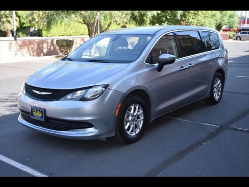 Used 2021 Chrysler Voyager LX FWD image 3