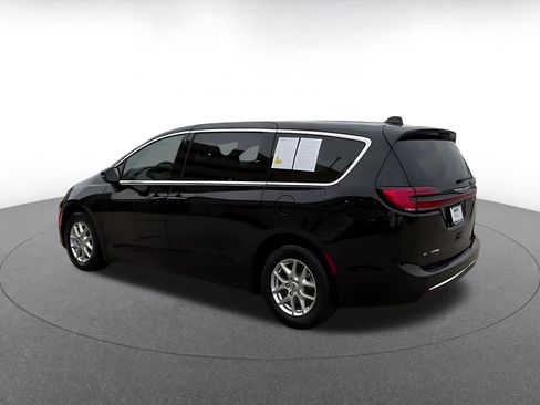 Used 2025 Chrysler Pacifica Select image 10