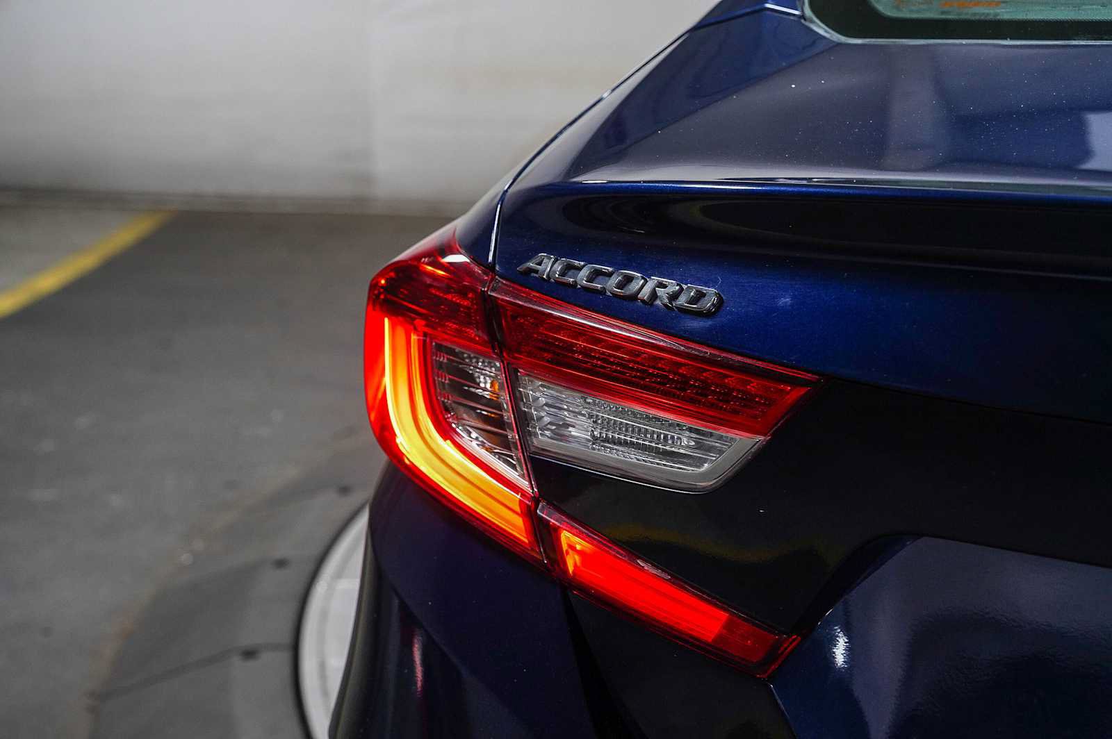 Used 2018 Honda Accord Touring image 11