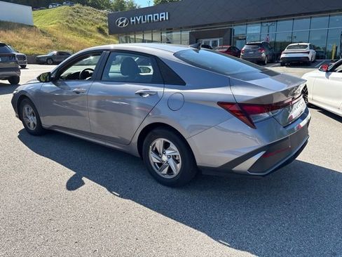 Used 2025 Hyundai Elantra SE w/ Cargo Package FWD image 3