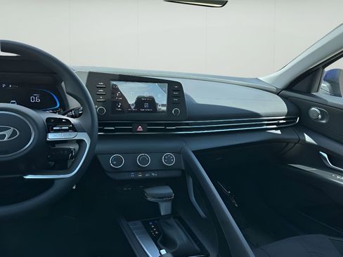 Used 2025 Hyundai Elantra SE w/ Cargo Package image 24