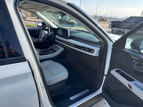 Used 2025 Lincoln Aviator AWD w/ Jet Appearance Package image 16