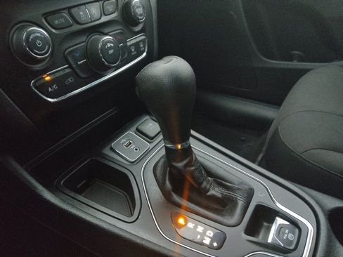 Used 2019 Jeep Cherokee Latitude w/ Popular Appearance Group FWD image 26