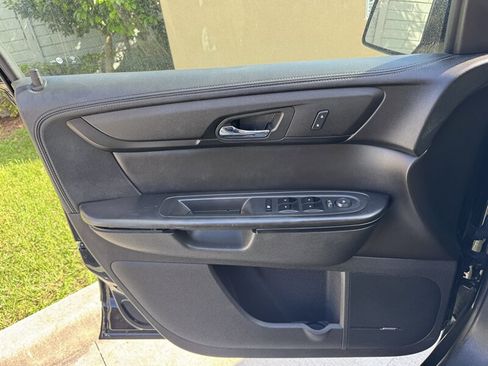 Used 2016 Chevrolet Traverse LT w/ Style and Technology Package image 12