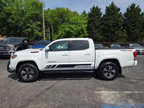 Used 2018 Toyota Tacoma TRD Sport w/ Technology Package AWD/4WD image 6